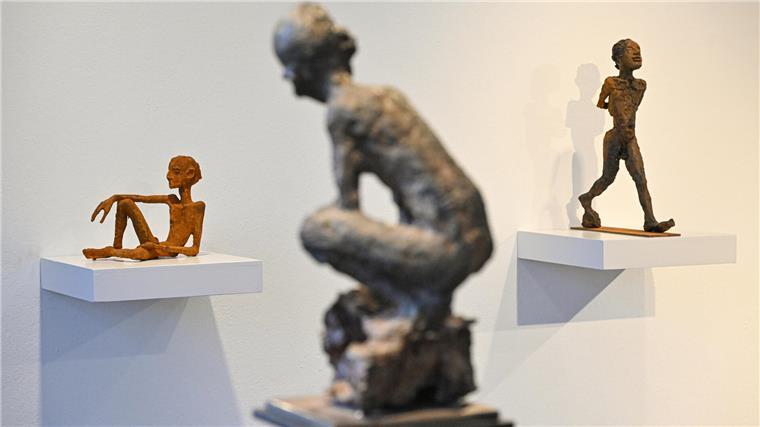 Das Marcks-Haus in Bremen zeigt die Skulpturen von Anna Franziska Schwarzbach Mal liegend in die Ferne blickend, mal vorwärtsschreitend, mal hockend: So präsentieren sich die Gestalten von Anna Franziska Schwarzbach in der Bremer Ausstellung.