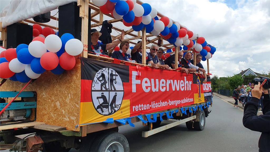 Mal nicht zum Löschen und Retten war die Feuerwehr zum großen Midlumer Festumzug...