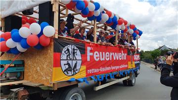 Mal nicht zum Löschen und Retten war die Feuerwehr zum großen Midlumer Festumzug...