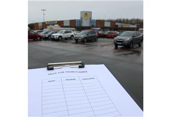 Mal sammeln sie Unterschriften, mal verschenken sie Rosen. Auf Supermarktparkplätzen in Nordenham sorgen Bettler für Unmut, aber auch Angst bei Passanten.