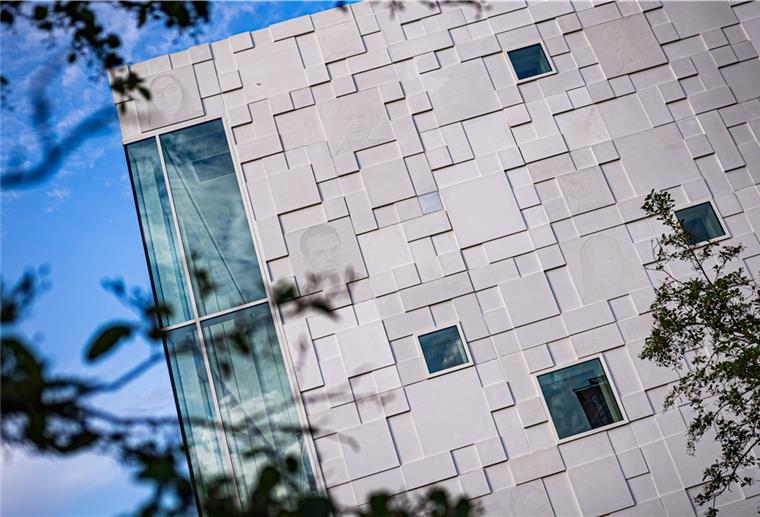 Auswandererhaus: Die große Party wird nachgeholt Mal sind die neuen Porträts an der Fassade des Auswandererhauses sichtbar, manchmal nicht.