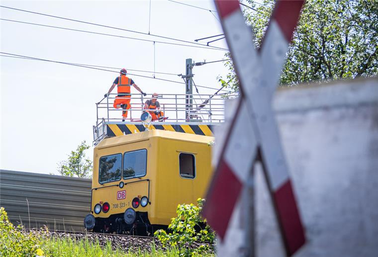 Attacke auf Oberleitung: Suche nach Tätern läuft Mal wieder musste in Bremerhaven die Oberleitung repariert werden.