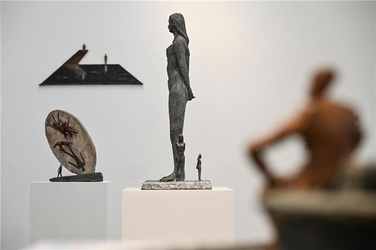 Marcks-Haus in Bremen richtet vergessenem Bildhauer Péri große Ausstellung aus Mal winzig, mal groß: Péri experimentierte bei seinen Plastiken wie bei der Nackten (in der Mitte) mit unterschiedlichen Größen.
