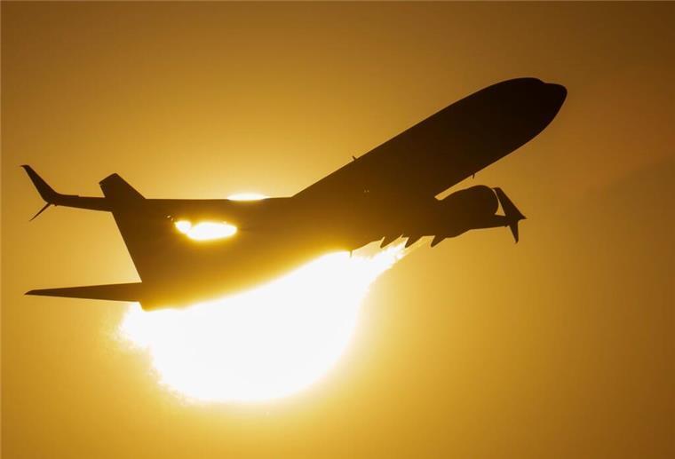 Mallorca-Flughafen-Chaos: Dauerstreik trifft Urlauber ab dem 15. August! Eine Passagiermaschine fliegt nach ihrem Start vom Flughafen Frankfurt an der untergehenden Sonne vorbei.