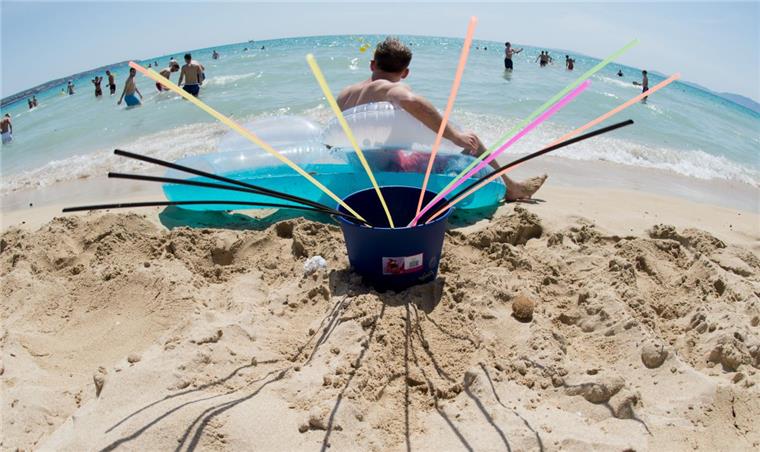 Mallorca will den Sauftourismus unterbinden Ein Eimer mit Strohhalmen steht am Strand von Arenal auf Mallorca.