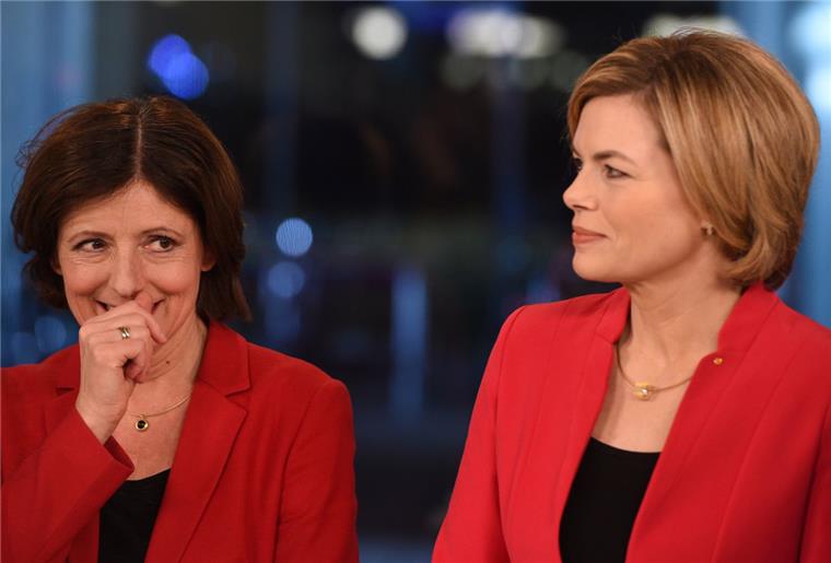 Rheinland-Pfalz: Dreyer (SPD) besiegt Klöckner (CDU) Malu Dreyer (SPD, links) lacht sich ins Fäustchen: Sie hat ihre Herausforderin von CDU, Julia Klöckner, klar geschlagen.