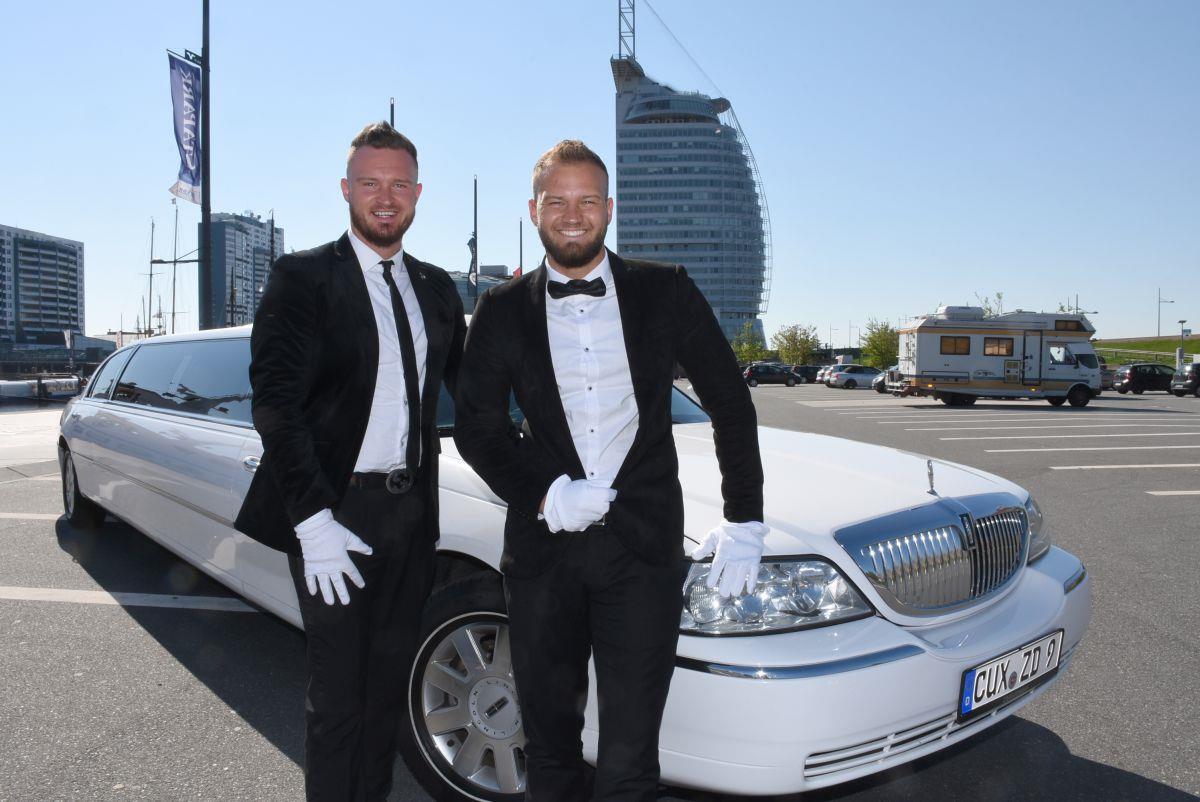 Man kann sie und ihre weiße Stretch-Limousine buchen: Patrick (links) und Axel Zdrojewski.  Foto: Heske