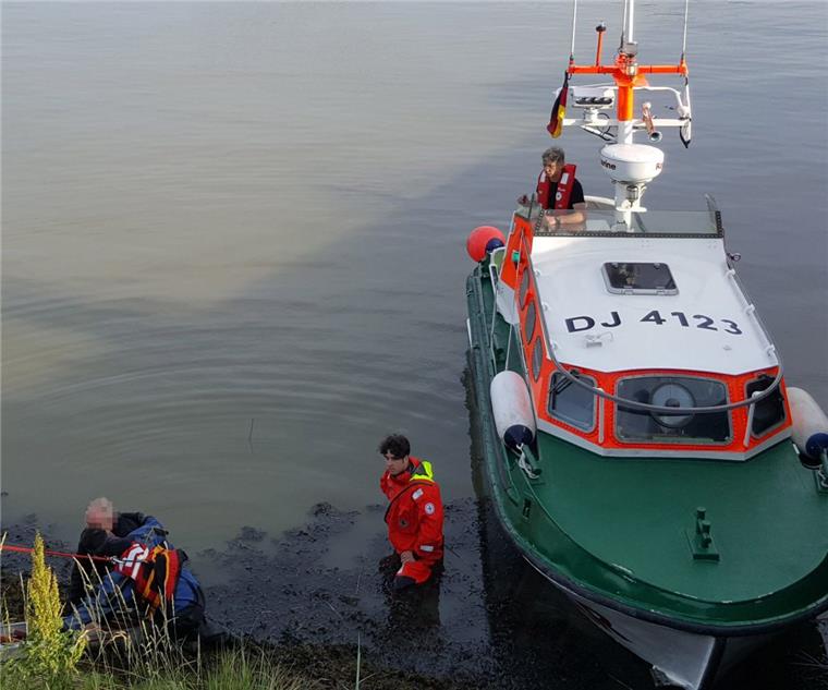 Man und Hund konnten von der Feuerwehr Bremerhaven aus dem Wasser im Geestevorhafen gerettet werden.