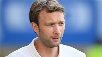 Manager Simon Rolfes von Bayer Leverkusen spricht sich für ein früheres Ende der Transferperiode aus.