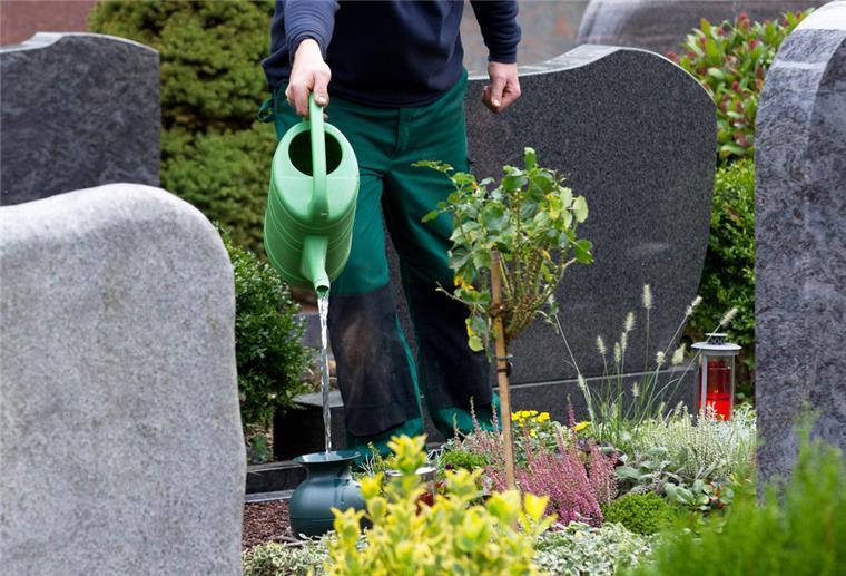 Manch Angehöriger ist mit der Grabpflege überfordert. Die Gemeinde Beverstedt geht nun einen neuen Weg.