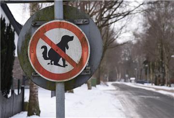 Manche Anwohner von Strecken, an denen Hundehalter gerne mit ihren Vierbeinern Gassi gehen, haben die Faxen dicke von den Hinterlassenschaften vor ihren Grundstücken und an Spazierwegen. Jetzt will die Gemeinde Selsingen Abhilfe schaffen.