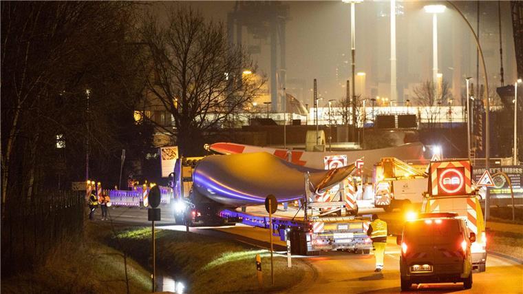 Zu lang für Autobahnabfahrten? Transporte mit Rotorblättern Manche Autobahnausfahrten werden für lange Rotorblätter für Windkraftanlagen zu einem Nadelöhr. (Archivbild)