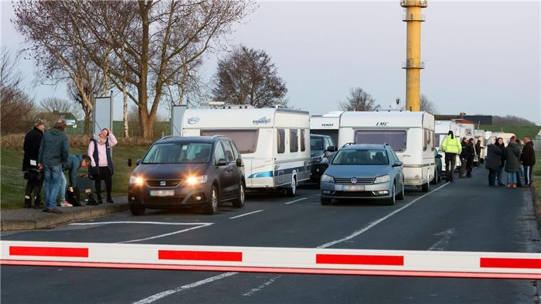 Camping-Saison startet - Dauercamper rollen an die Küste Manche Camper schliefen in der Nacht vor dem Saisonstart in ihren Wohnwagen in der Schlange vor der Campingplatz-Schranke.