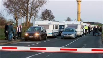 Manche Camper schliefen in der Nacht vor dem Saisonstart in ihren Wohnwagen in der Schlange vor der Campingplatz-Schranke. 