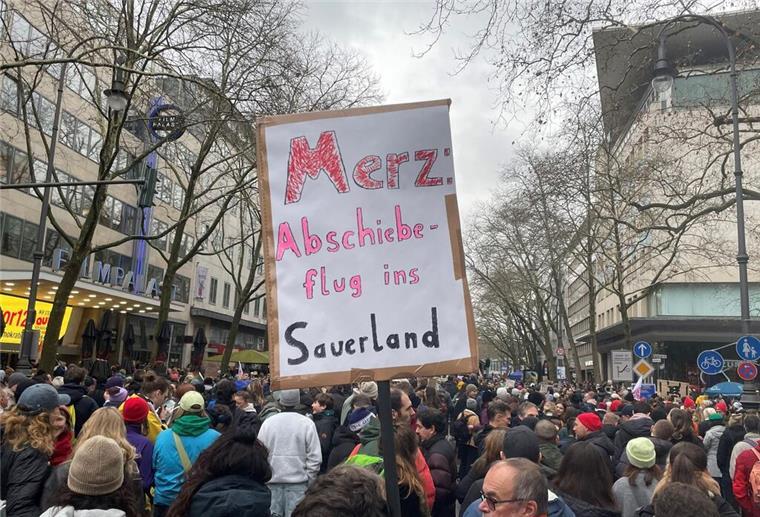 Das Sauerland - bald wohl Kanzlerheimat Manche Demonstranten wünschen sich Friedrich Merz ins Sauerland zurück (Archivbild).