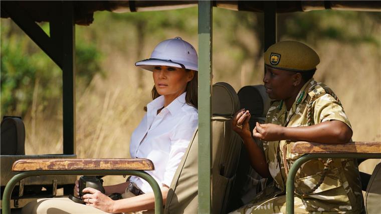 Teilzeit-First-Lady? Melania Trumps künftige Rolle Manche der Outfits damals lösten Kritik aus. (Archivbild)