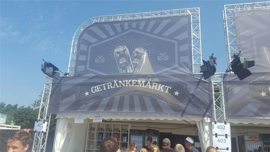 Manche können einfach nicht genug bekommen. Der Getränkemarkt ist für sie geöffn...