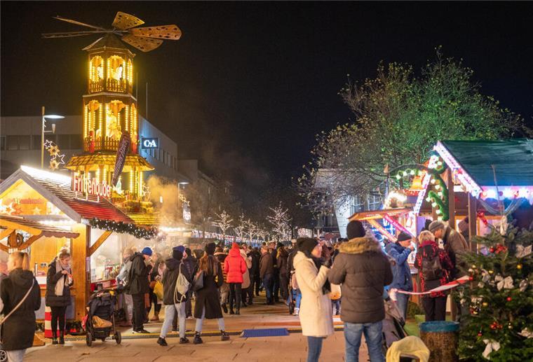 In welchen Städten stille Weihnachtsmärkte drohen Manche Städte verzichten wegen hoher GEMA-Gebühren auf Musik während ihrer Weihnachtsmärkte.