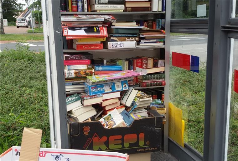 Bremerhaven: Abfall statt Bücher im Bücherschrank Manchen Menschen ist die eigentliche Idee des Leherheider Bücherschranks egal: Kistenweise quetschen sie einfach alles rein, was sie loswerden wollen.