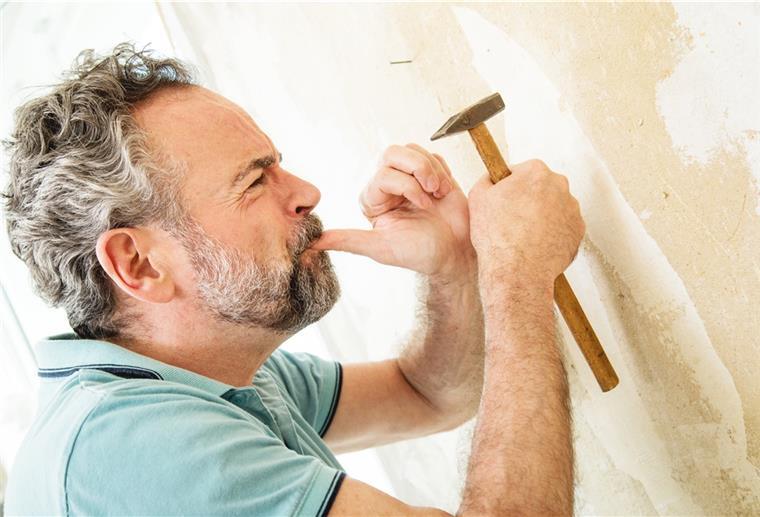 PECH-Regel: Erste-Hilfe-Tipps für Heimwerker Manchmal kann es schnell gehen: Verletzungen mit dem Hammer können schmerzhaft und folgenreich sein.