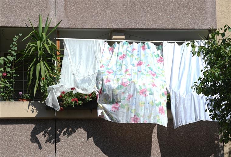 So haltet ihr eure Wohnung während der Hitzewelle kühl Manchmal muss zu außergewöhnlichen Lösungen gegriffen werden: Mit Tüchern schützen Bewohner die Pflanzen auf dem Balkon und ihre Wohnung vor der heißen Sonne.