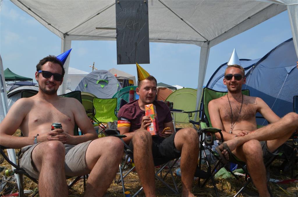 Manchmal reicht auch einfach ein Partyhütchen als Verkleidung. Foto: Overschmidt