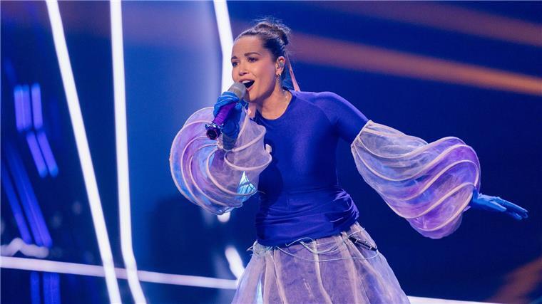 Pokal für den Panda: Sängerin Loi gewinnt „Masked Singer“ Mandy Capristo hatte sich anspruchsvolle Lieder für das Finale ausgesucht.