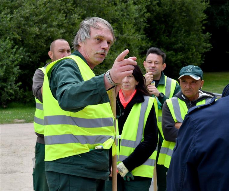 Bremerhaven: Arbeitslose halten den Park sauber Manfred Büttner und seine Kollegen halten den Speckenbütteler Park sauber. Bei der Bevölkerung kommt das gut an.