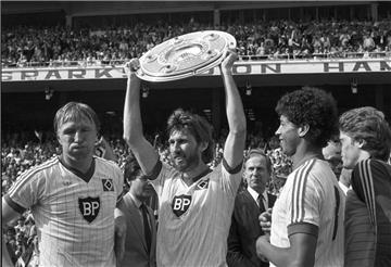 Manfred Kaltz hat mit dem HSV die erfolgreichsten Jahre der Vereinsgeschichte erlebt. Hier ist er 1982 mit der Meisterschale zu sehen.  Am Sonnabend feiert er mit den Fans in Sittensen.
