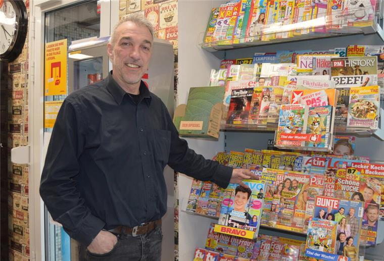 Wo Tante Emma war, ist in Stotel jetzt Onkel Manni Ein Mann steht vor einem Magazin-Regal