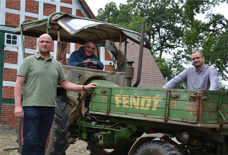 Zeven: Mit dem Trecker zur Predigt Manfred Thoden (Mitte) tuckert mit seinem alten Fendt zum Gottesdienst. Auf der Pritsche fänden sein Pastorenkollege Stephan Dreytza (rechts) und – auf Abstand – Mitorganisator Andreas Heins Platz.