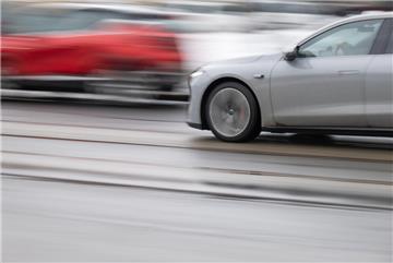 Zwei Autos fahren mit hoher Geschwindigkeit, das Foto ist im Hintergrund leicht unscharf.  Manipulierte Klappen-Auspuffe bringen viele Autos illegal auf eine gefährliche Dezibel-Spur.
