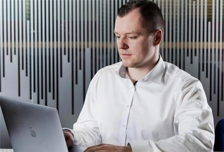 Die besten Broker-Vergleichs-Portale Mann am Laptop