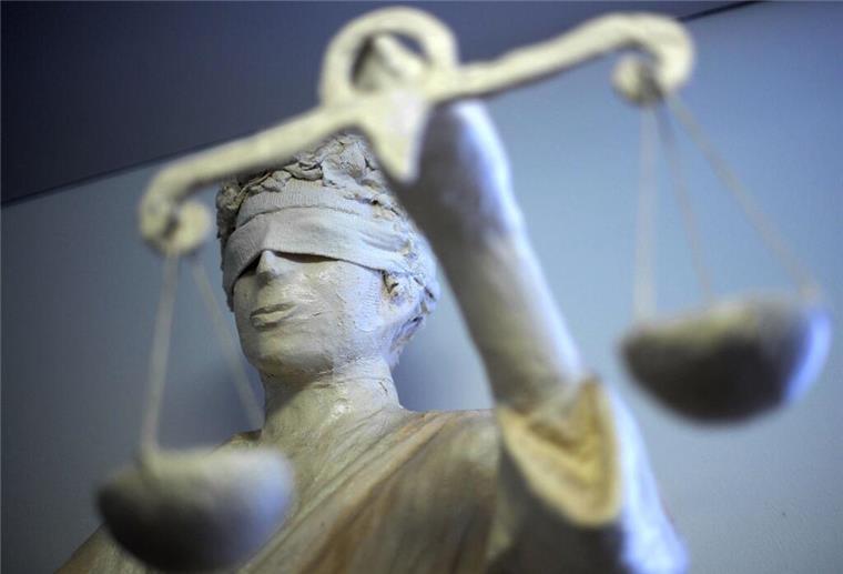 29-Jähriger sticht zu, um finanziellen Problemen durch Haft zu entkommen Ein 29-Jähriger aus Nastätten hat im Frankfurter Bahnhofsviertel einen Bettler ermordet, um ins Gefängnis zu kommen – nun wurde er zu lebenslanger Haft verurteilt.