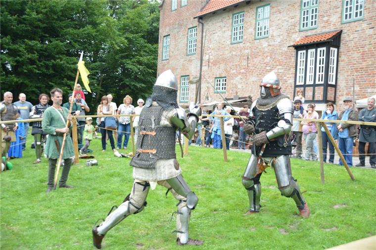 Die schönsten Bilder vom Burgfest in Bad Bederkesa Mann gegen Mann mit dem Langschwert war nur eine der Disziplinen im Ritterturnier, das nach Regeln aus dem 14.Jahrhundert ausgefochten wurde und die Besucher des Mittelalterlichen Burgfestes bestens unterhielt. Veranstalter Michael Tegge (mit Stab) zählt als Schiedsrichter die Treffer.