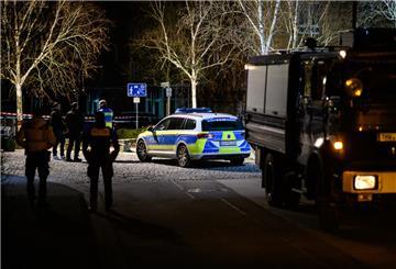 18.12.2024, Niedersachsen, Göttingen: Einsatzkräfte der Polizei stehen am abgesperrten Tatort. Ein vermutlich psychisch kranker Mann ist am Abend bei einem Polizeieinsatz durch einen Schuss aus der Dienstwaffe eines Beamten tödlich verletzt worden. Foto: Swen Pförtner/dpa +++ dpa-Bildfunk +++