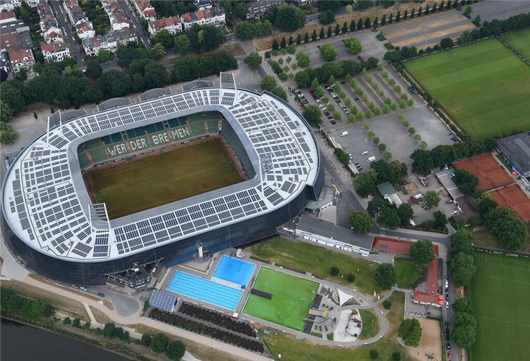 Nach Sprung vom Zehner - Leiche des 23-Jährigen wird untersucht Die Luftaufnahme zeigt das Weserstadion und das angrenzende Stadionbad.