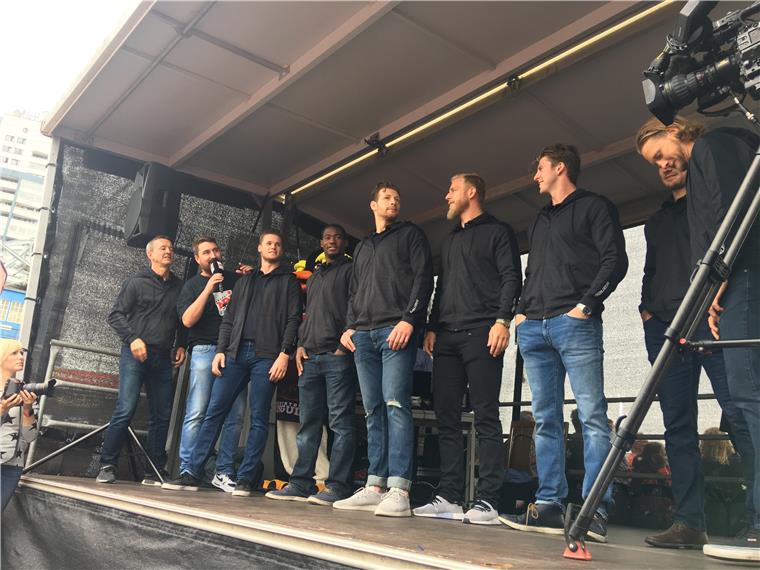 1500 Zuschauer kommen zum Tag der Fans vors Mediterraneo Mannschaftsvorstellung der Fischtown Pinguins vor dem Mediterraneo in Bremerhaven.