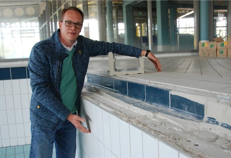 Moor-Therme: Geestland zieht in Corona-Pause große Sanierungen vor Manuel Kuhn und die maroden Beckenköpfe in der Moor-Therme: Die Hände des Badleiters verdeutlichen, in welchem Bereich die Ränder erneuert werden müssen.