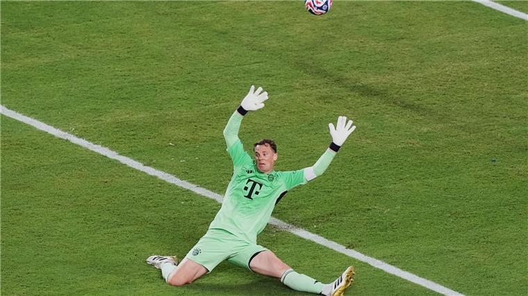 „Job erledigt“: Bayern schon weiter - Neue Musiala-Sorgen Manuel Neuer kann das Tor zum 1:1 nicht verhindern.