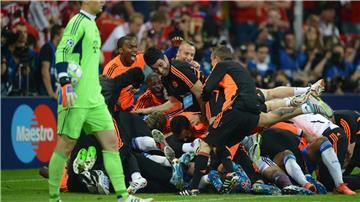 Manuel Neuer nach dem verlorenen Finale 2012 in München. Im Hintergrund jubeln die Spieler des FC Chelsea.