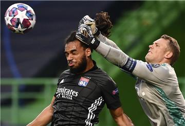 Manuel Neuer (rechts) hat im Halbfinale gegen Olympique Lyon zuletzt seine Stärke gezeigt. Im Finale. gilt er als Bayern-Trumpf gegen die Stürmerstars von Paris Saint-Germain (PSG).