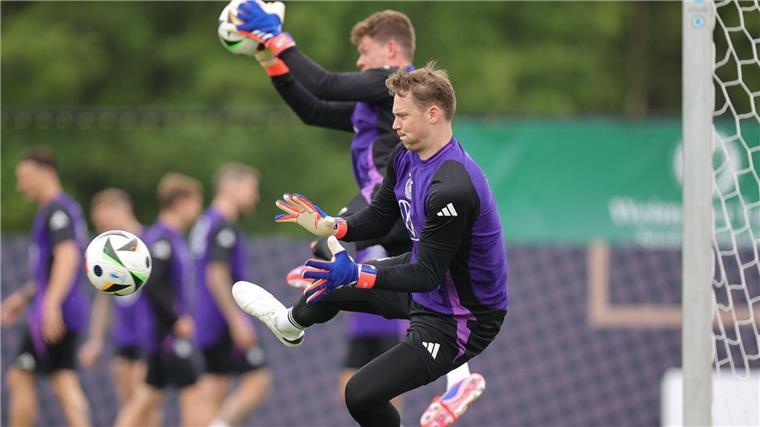 Nationaltorwart Nübel im Fokus - Kompany: Haben ihn im Blick Manuel Neuer (vorne) und Alexander Nübel (hinten) stehen sich am Samstag gegenüber.