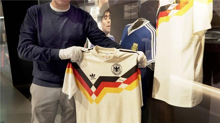 Finaltrikot von Brehme kommt ins Fußballmuseum Manuel Neukirchner, Direktor des Deutschen Fußballmuseums, präsentiert das Original-Trikot von Andreas Brehme aus dem WM-Finale von 1990.