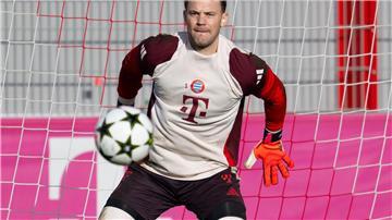 Manuel Voll fokussiert beim Trainer: Manuel Neuer will gegen Lissabon sein Tor suaberhalten.