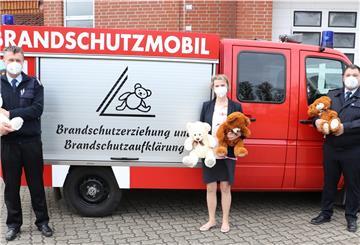 Manuela Lange (Volksbank) übergab die Teddys an Kreisbrandmeister Kai Palait (links) und Kreisbrandschutzerzieher Benjamin Büsing.