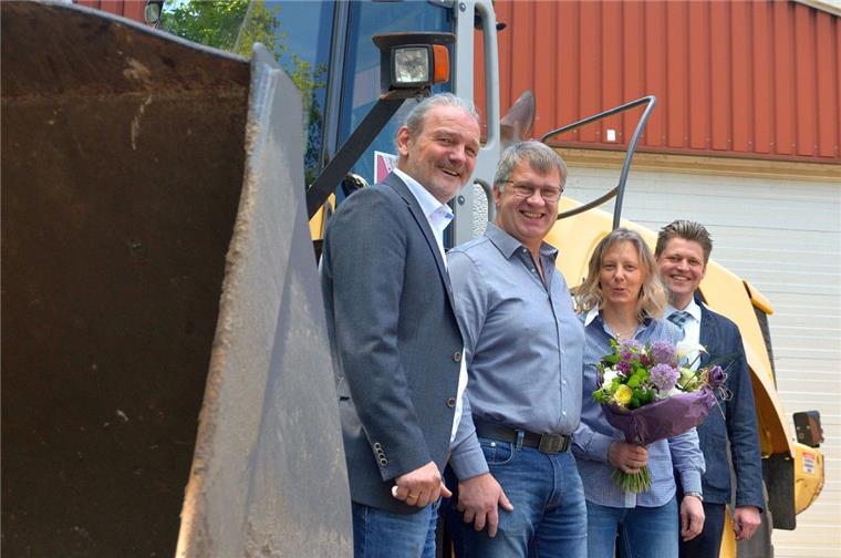 100. Auftrag in Breddorf: Profis helfen bei Azubi-Suche Manuela und Hans-Joachim Drewes (Mitte) aus Breddorf suchen händeringend Auszubildende für ihren Tiefbau- und Transportbetrieb. Unterstützung bekommen sie vom Team des Projekts „PASST!“, deren 100. Kunden die beiden Breddorfer sind. Dafür gab es Blumen von Gregor Stein (rechts), Leiter des Rotenburger Jobcenters, und „PASST!“-Berater Wolfgang Scheller.