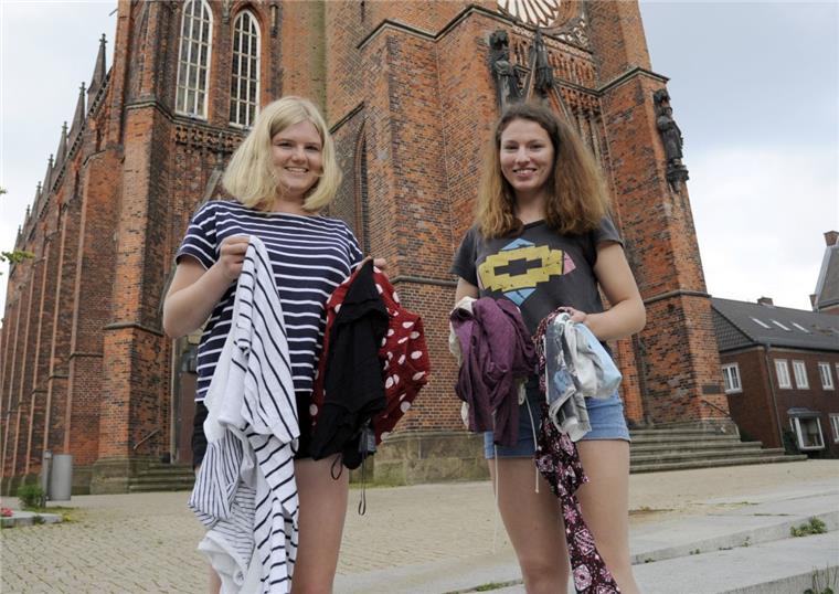Mara Völger (links) und Jana Hoppe planen mit zwei weiteren Abiturienten die Kleidertauschparty am Freitag vor der Großen Kirche, bei der sie über ihren Freiwilligendienst informieren wollen.