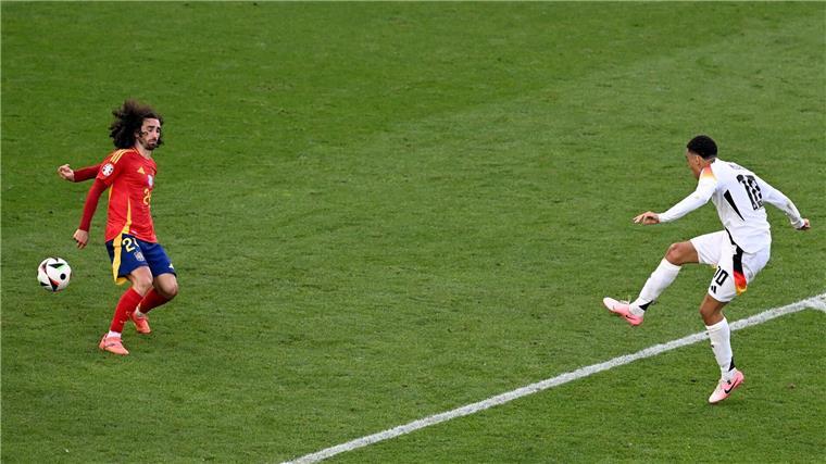 Streamrekord nach Aufreger-Entscheidung in Deutschlandspiel Marc Cucurella (l) bekommt den Schuss von Jamal Musiala an die Hand.