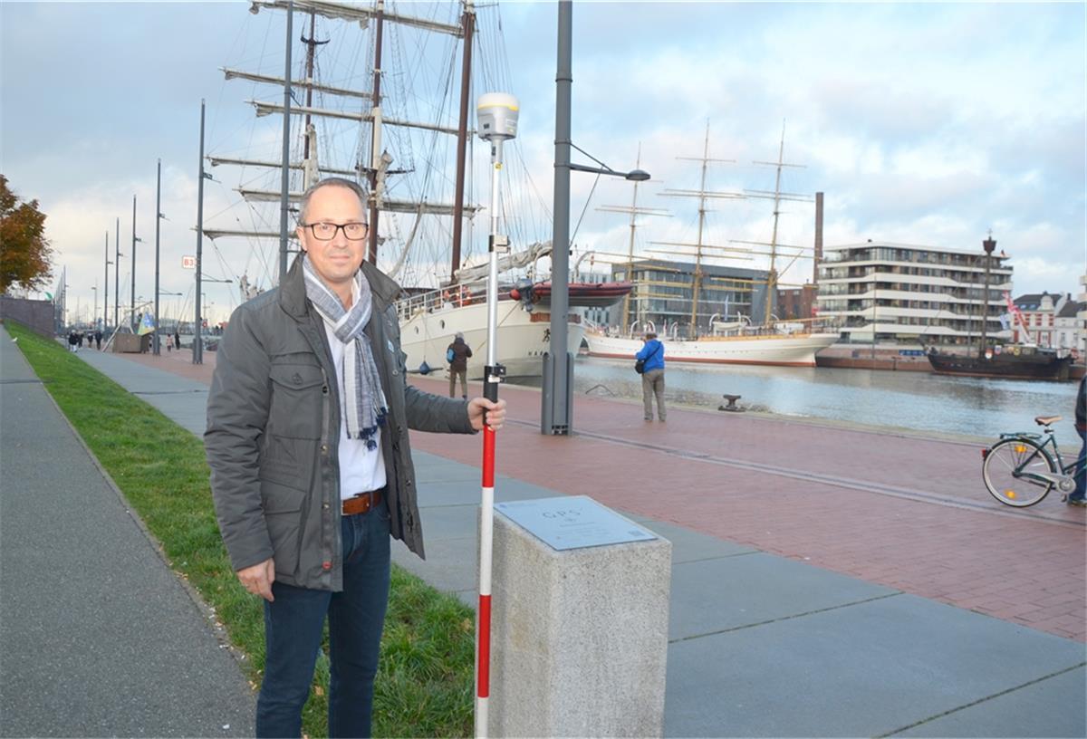 Das Vermessungs- und Katasteramt hat am Neuen Hafen einen GPS-Referenzpunkt eingerichtet.